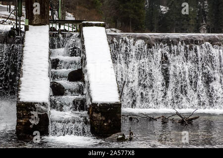 Cascade Hraunfossar en hiver. Cascade islandaise qui coule à travers champ de lave. Banque D'Images