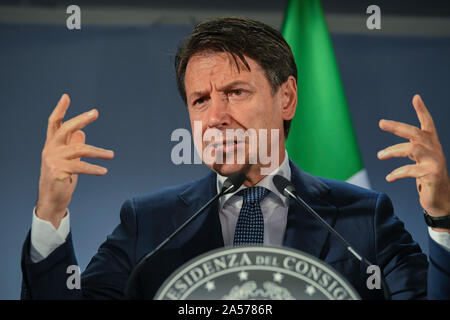 Bruxelles, Belgique. 18 Oct, 2019. Le Premier ministre italien Giuseppe Conte assiste à une conférence de presse à l'issue du sommet européen de Bruxelles, Belgique, le 18 octobre 2019. Credit : Riccardo Pareggiani/Xinhua/Alamy Live News Banque D'Images