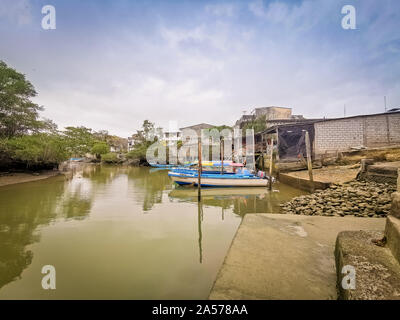 Sua, Équateur, le 03 octobre 2019 - Bateaux de pêche dans la rivière de la ville de plage de Sua en Equateur. Banque D'Images