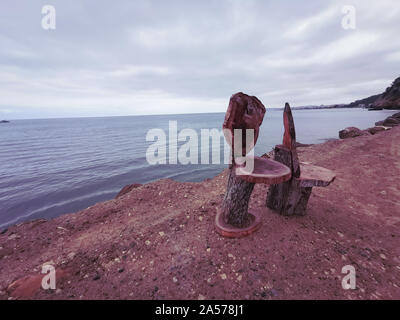 Sua, Équateur, le 03 octobre 2019 : tronc de l'arbre des chaises dans la ville de plage de Sua en Equateur. Banque D'Images