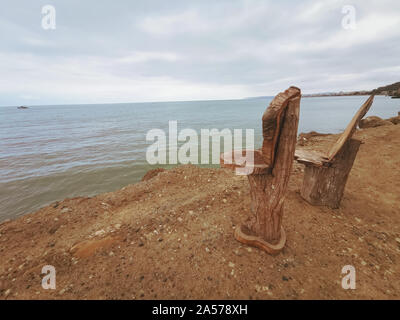Sua, Équateur, le 03 octobre 2019 : tronc de l'arbre des chaises dans la ville de plage de Sua en Equateur. Banque D'Images