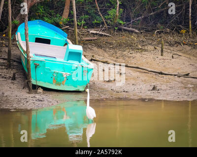 Sua, Équateur, le 03 octobre 2019 - Bateaux de pêche dans la rivière de la ville de plage de Sua en Equateur. Banque D'Images