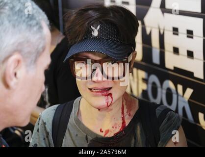 (191018) -- HONG KONG, le 18 octobre 2019 (Xinhua) -- Robert Ovadia (L), un journaliste et présentateur de nouvelles travailler pour 7News Australie, interviews actrice de Hong Kong Celine Ma dans le sud de la Chine, Hong Kong, le 6 octobre 2019. Ma a été épargnée par les blessures plus graves grâce à Robert Ovadia, qui est intervenu entre elle et les attaquants et escorté jusqu'à un poste de police à proximité, tout le chemin à travers la foule des émeutiers. Même avec 11 points de suture sur sa tête, Céline Ma se sent toujours aucun regret. La célèbre actrice de Hong Kong a été battu par des émeutiers masqués il y a environ deux semaines après avoir parlé contre les actes des émeutiers Banque D'Images