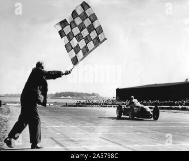 Alfa Romeo, Giuseppe Farina prend drapeau à damiers, Grand Prix de Grande-Bretagne à Silverstone 1950. Banque D'Images