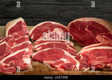 Matières premières coupes de l'agneau. La selle, des côtelettes grillées, gigot d'agneau et les extrémités de la Selle. Banque D'Images