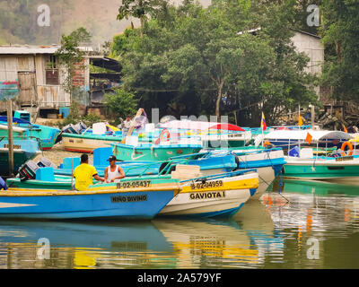 Sua, Équateur, le 03 octobre 2019 - Bateaux de pêche dans la rivière de la ville de plage de Sua en Equateur. Banque D'Images