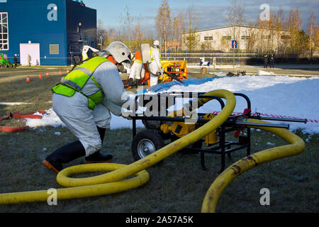 Groupe de sauveteurs élimine les conséquences de l'accident, fuite de produit chimique l'élimination. Banque D'Images