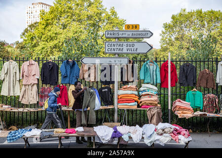 Paris, France - 30 septembre 2019 : pour la bargins à Montreuil marché aux puces. L'un des plus anciens marchés aux puces de la capitale. C'est Banque D'Images