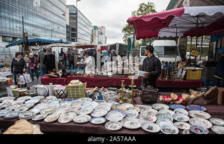 Paris, France - 30 septembre 2019 : pour la bargins à Montreuil marché aux puces. L'un des plus anciens marchés aux puces de la capitale. C'est Banque D'Images