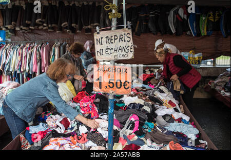 Paris, France - 30 septembre 2019 : pour la bargins à Montreuil marché aux puces. L'un des plus anciens marchés aux puces de la capitale. C'est Banque D'Images