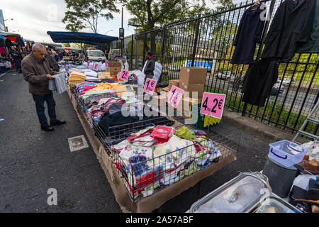 Paris, France - 30 septembre 2019 : pour la bargins à Montreuil marché aux puces. L'un des plus anciens marchés aux puces de la capitale. C'est Banque D'Images
