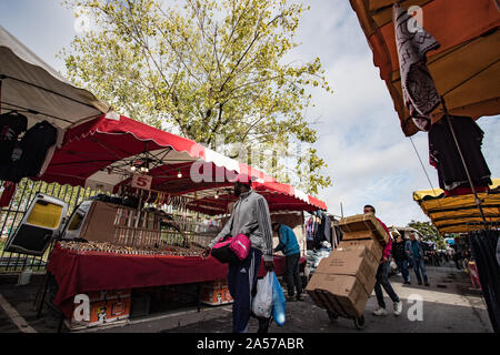 Paris, France - 30 septembre 2019 : pour la bargins à Montreuil marché aux puces. L'un des plus anciens marchés aux puces de la capitale. C'est Banque D'Images