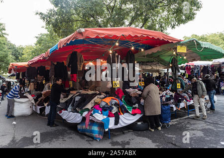Paris, France - 30 septembre 2019 : pour la bargins à Montreuil marché aux puces. L'un des plus anciens marchés aux puces de la capitale. C'est Banque D'Images