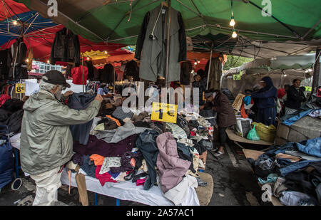 Paris, France - 30 septembre 2019 : pour la bargins à Montreuil marché aux puces. L'un des plus anciens marchés aux puces de la capitale. C'est Banque D'Images