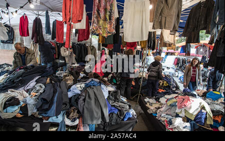 Paris, France - 30 septembre 2019 : pour la bargins à Montreuil marché aux puces. L'un des plus anciens marchés aux puces de la capitale. C'est Banque D'Images