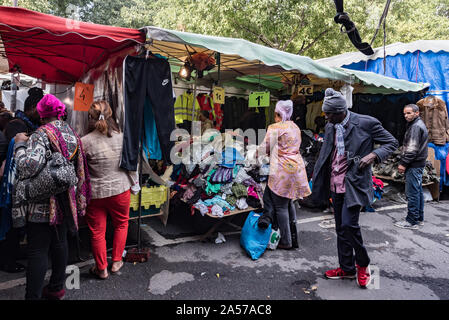 Paris, France - 30 septembre 2019 : pour la bargins à Montreuil marché aux puces. L'un des plus anciens marchés aux puces de la capitale. C'est Banque D'Images