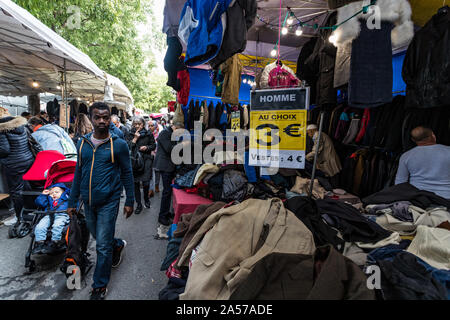 Paris, France - 30 septembre 2019 : pour la bargins à Montreuil marché aux puces. L'un des plus anciens marchés aux puces de la capitale. C'est Banque D'Images