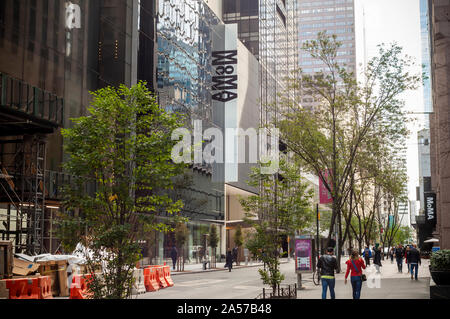 Dans l'avance de l'hôtel récemment rénové le musée d'Art Moderne à New York vu d'ouverture le dimanche, Octobre 13, 2019. Le musée est en ce moment à des aperçus des membres avec l'ouverture officielle le 21 octobre. (© Richard B. Levine) Banque D'Images