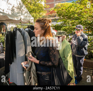 Parcourir les vêtements d'occasion dans un procès équitable, à New York, le samedi 12 octobre, 2019. (© Richard B. Levine) Banque D'Images