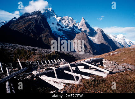 Les ruines d'un vieux bâtiment dans Van Veni les Alpes italiennes avec la face sud du Mont Blanc derrière Banque D'Images