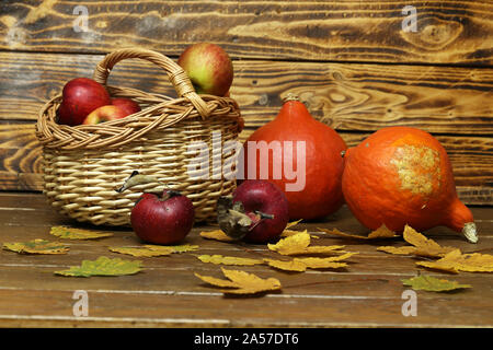 Composition des pommes rouges bien mûrs sur un fond flou. Banque D'Images