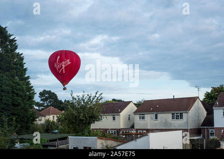 Ballon à air chaud vierge en ordre décroissant à la terre sur la banlieue de Bristol Banque D'Images