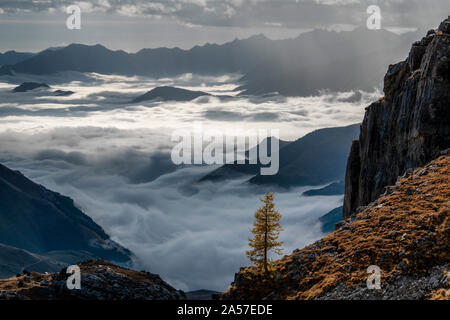 Un nuage à l'inversion de la Colle Fauniera en Piémont, Italie au cours de l'automne. Banque D'Images