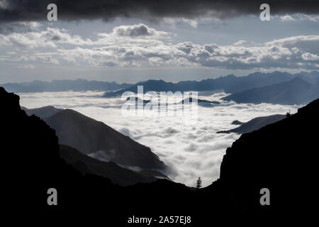 Un nuage à l'inversion de la Colle Fauniera en Piémont, Italie au cours de l'automne. Banque D'Images