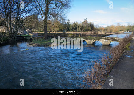 Le multiarchitecture vieux ponts de pierre sur la rivière Coln en Bibury, Gloucestershire Banque D'Images