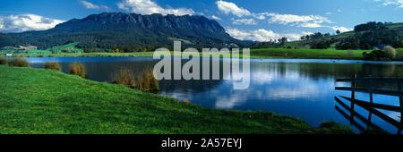 Reflet de la montagne dans l'eau, Mt Roland, Sheffield, Tasmanie, Australie Banque D'Images