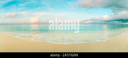 Les vagues sur la plage, Seven Mile Beach, Grand Cayman, Cayman Islands Banque D'Images