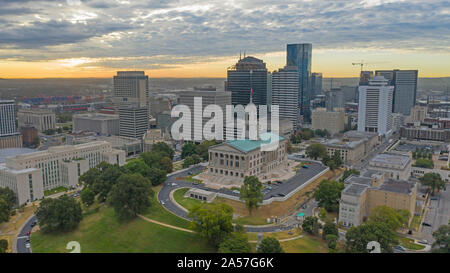 Le Tennessee State House se trouve sur une colline à l'extrémité nord de la ville de Nashville Banque D'Images