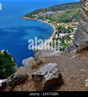 Vue sur le village de Simeiz depuis le mont Koshka en Crimée Banque D'Images