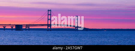 Silhouette d'un pont suspendu au coucher du soleil, Pont Mackinac, Michigan, USA Banque D'Images