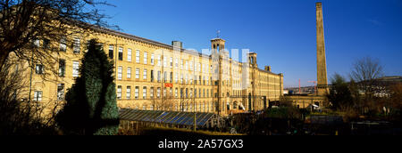 Cheminée d'une usine, l'usine de sel, Saltaire, Bradford, West Yorkshire, Angleterre Banque D'Images