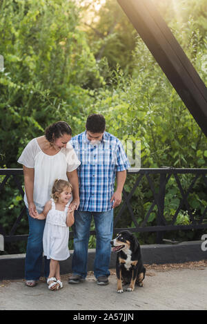 Famille heureuse rire de chien sur Steele Canyon Bridge Banque D'Images