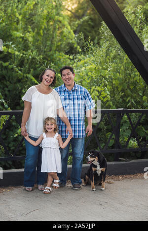 Happy Family et petting dog on Steele Canyon Bridge Banque D'Images