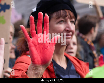 Whitehall, Londres, Royaume-Uni. 18 octobre 2019. Les défenseurs de l'extinction de la rébellion, y compris la rébellion rouge, les familles et les jeunes enfants protester le long de Whitehall pour parvenir à l'extérieur des portes de Downing Street. Chanter des militants et tiennent leurs mains qui sont peints en rouge pour symboliser le sang. La demande d'une action décisive de manifestants le gouvernement britannique sur la crise écologique mondiale. Banque D'Images