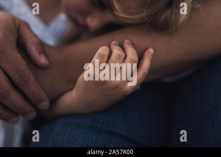 La jeune fille endormie dans les bras de sa mère - Photo N/B Banque D'Images