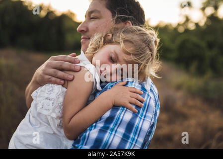 4 ans fille endormie sur l'épaule de son père - photo N/B Banque D'Images