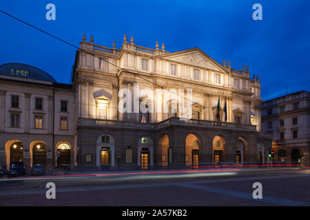 Façade d'une maison d'opéra au crépuscule, à La Scala, Milan, Lombardie, Italie Banque D'Images