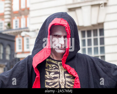 Whitehall, Londres, Royaume-Uni. 18 octobre 2019. Les défenseurs de l'extinction de la rébellion, y compris la rébellion rouge, les familles et les jeunes enfants protester le long de Whitehall pour parvenir à l'extérieur des portes de Downing Street. Chanter des militants et tiennent leurs mains qui sont peints en rouge pour symboliser le sang. La demande d'une action décisive de manifestants le gouvernement britannique sur la crise écologique mondiale. Banque D'Images