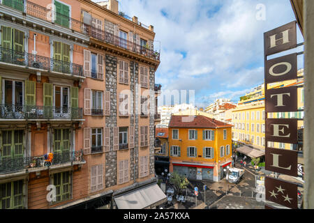 Voir l'hôtel à partir d'un balcon donnant sur le centre urbain touristique de Nice France sur la côte d'Azur. Banque D'Images