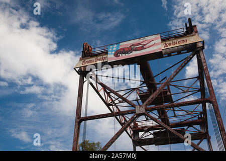 Low angle view of a bridge, Bayou Teche River, Breaux Bridge, Saint Martin Parish, Louisiane, Etats-Unis Banque D'Images