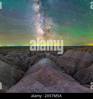 Selfy de homme debout sur badlands en face de la Voie lactée dans la nuit Banque D'Images