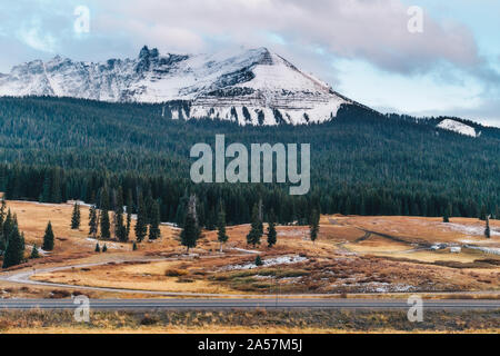 Sur les sommets enneigés des montagnes rocheuses et des forêts de pins en hiver Banque D'Images