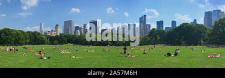 Les touristes se reposant dans un parc, les moutons pré, Central Park, Manhattan, New York City, New York State, USA Banque D'Images