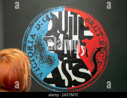 Brentwood Essex, UK. 18 Oct, 2019. Exposition d'oeuvres d'art à la galerie Penny Black, Brentwood Essex par quartier accent britannique qui sont Sharon Gale et Jason Gale, un duo d'artistes s'intéressent à l'argot et lettrage vernaculaire duo sont devenus connus pour leur n° pennydrops, pré-peinte à la virgule sous parfois laissés sur les rues Crédit : Ian Davidson/Alamy Live News Banque D'Images