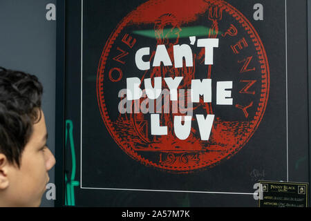 Brentwood Essex, UK. 18 Oct, 2019. Exposition d'oeuvres d'art à la galerie Penny Black, Brentwood Essex par quartier accent britannique qui sont Sharon Gale et Jason Gale, un duo d'artistes s'intéressent à l'argot et lettrage vernaculaire duo sont devenus connus pour leur n° pennydrops, pré-peinte à la virgule sous parfois laissés sur les rues Crédit : Ian Davidson/Alamy Live News Banque D'Images