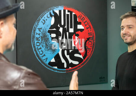 Brentwood Essex, UK. 18 Oct, 2019. Exposition d'oeuvres d'art à la galerie Penny Black, Brentwood Essex par quartier accent britannique qui sont Sharon Gale et Jason Gale, un duo d'artistes s'intéressent à l'argot et lettrage vernaculaire duo sont devenus connus pour leur n° pennydrops, pré-peinte à la virgule sous parfois laissés sur les rues Crédit : Ian Davidson/Alamy Live News Banque D'Images